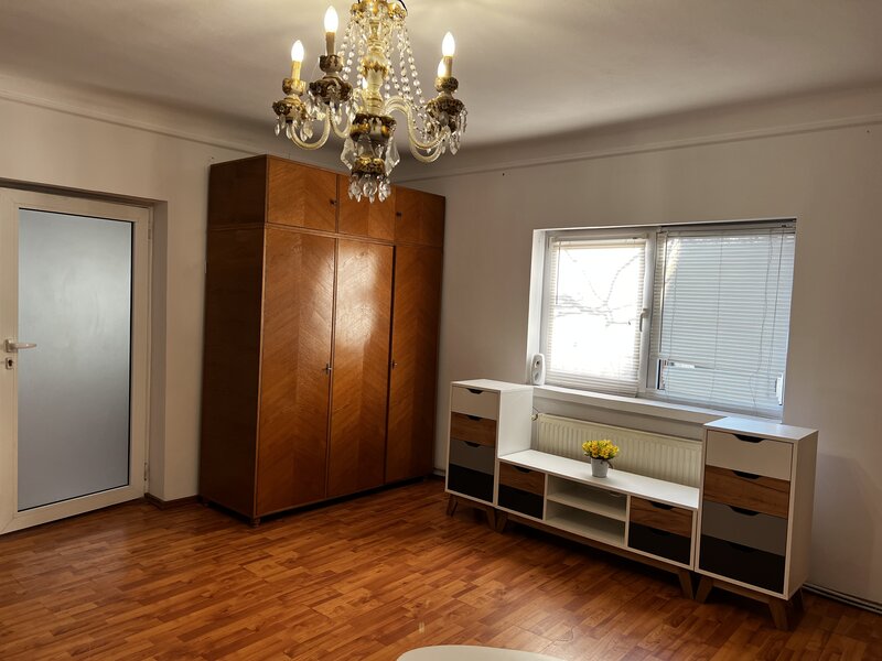 Aparatorii Patriei, statie metrou 1 min.