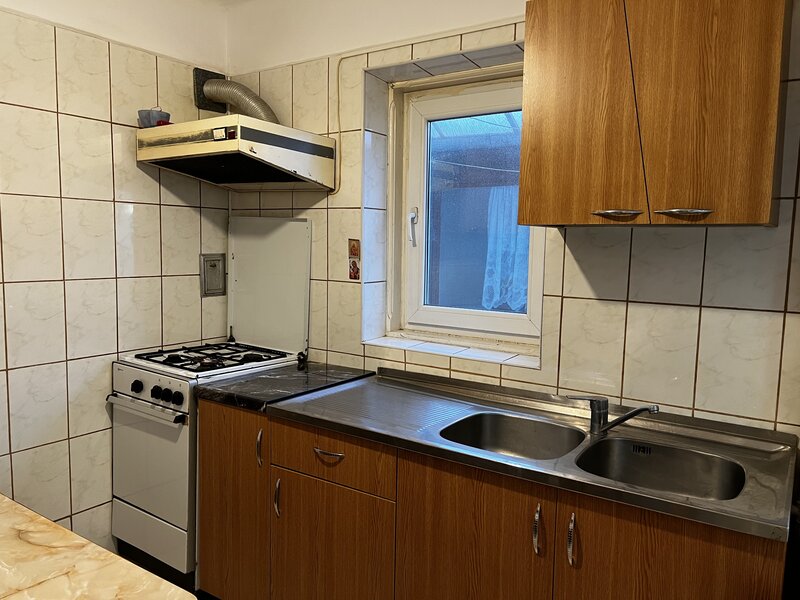 Aparatorii Patriei, statie metrou 1 min.